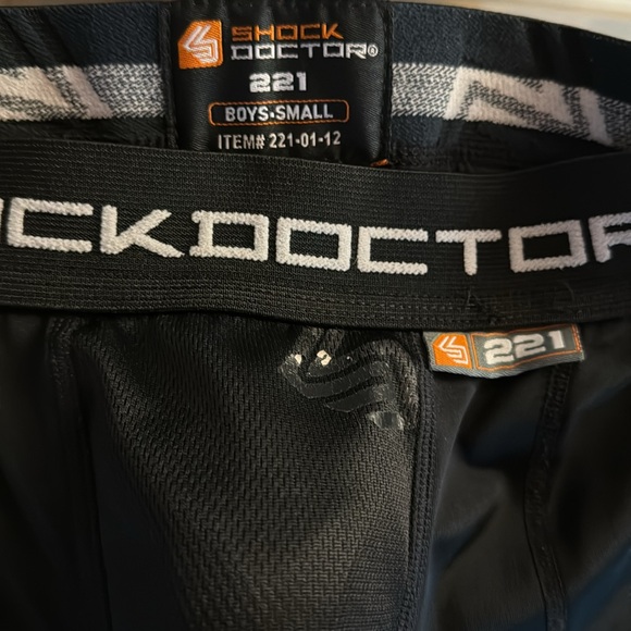 Boys compression shorts with cup - Picture 2 of 3